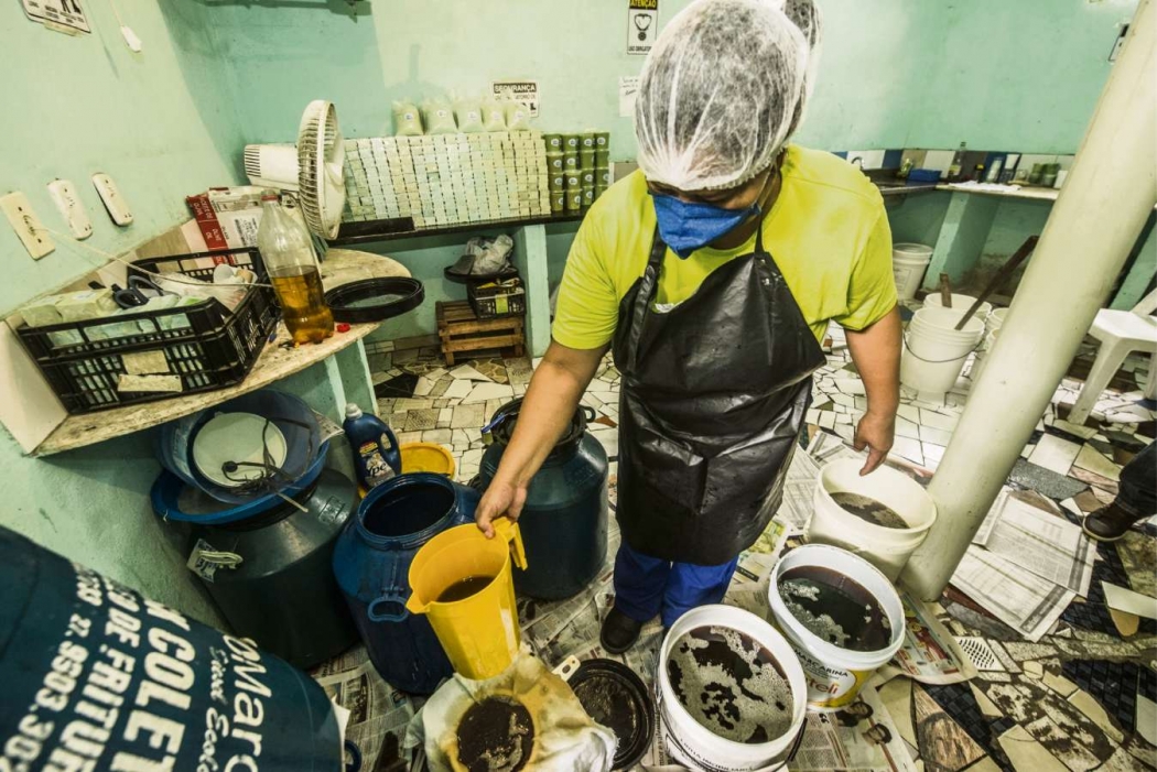Projeto do Ifes transforma óleo de cozinha em sabão e até em diesel  . Crédito: Tati Hauer/Estúdio Gazeta