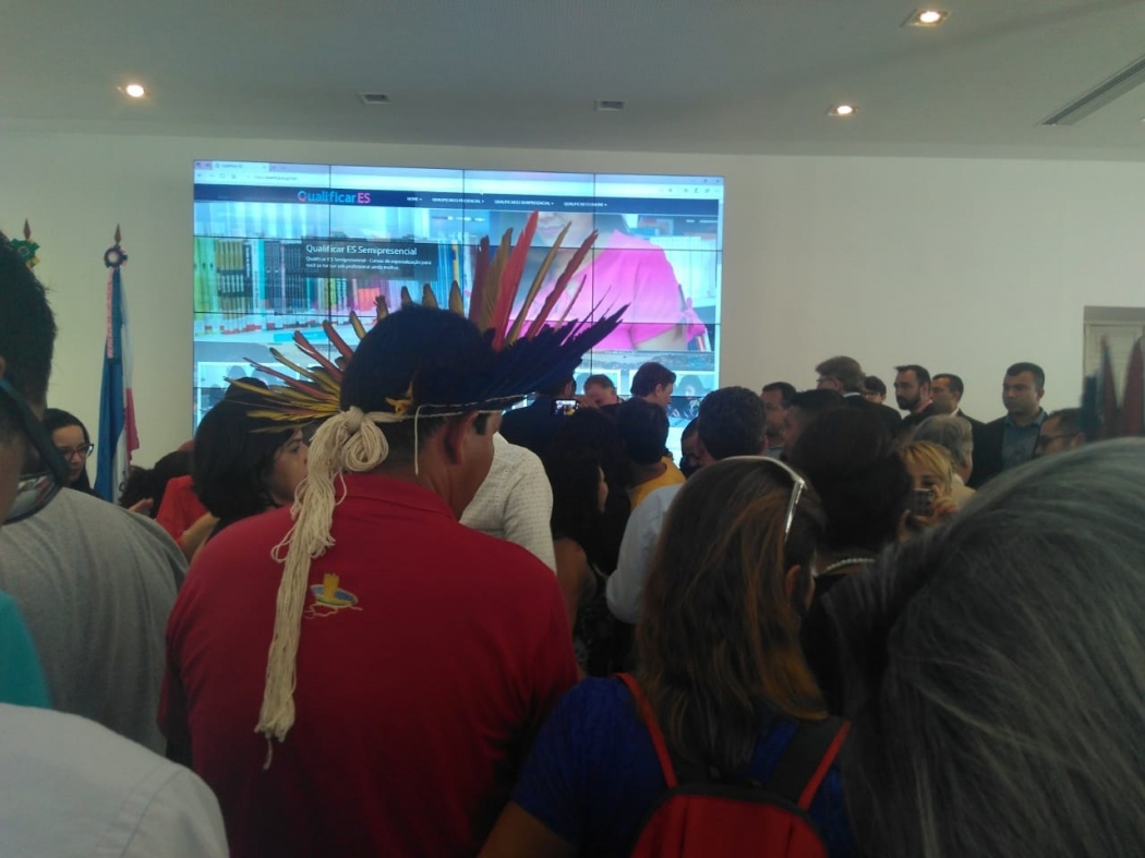 Indígena da aldeia de Caieiras Velha, etnia Tupi-Guarani, durante cerimônia no Salão São Tiago, do Palácio Anchieta. Crédito: Vitor Vogas