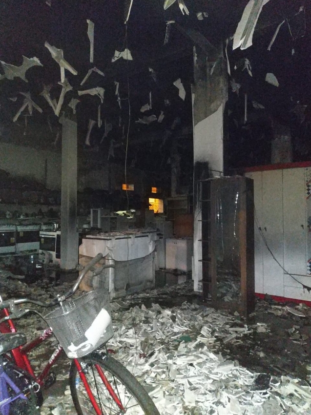 Interior da loja ficou destruído após incêndio em Pinheiros. Crédito: Internauta