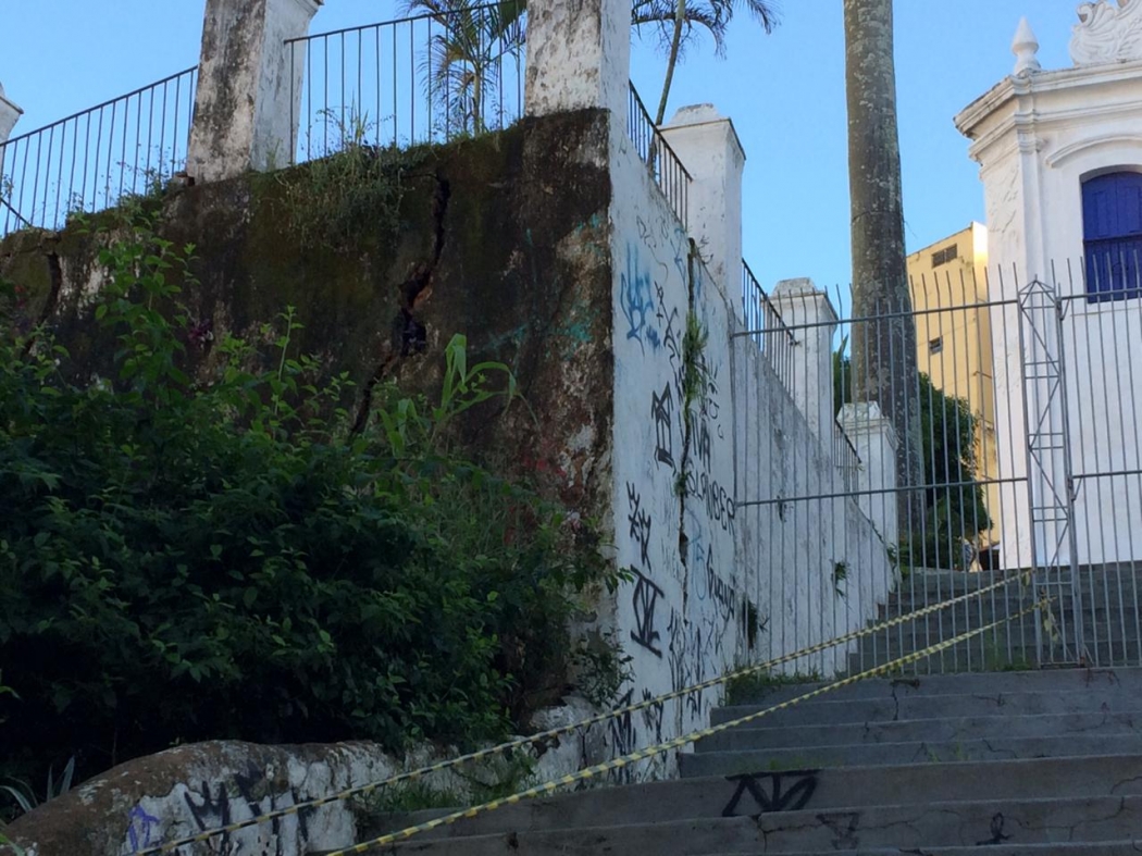 Chão cede e causa rachadura em muro de contenção da Igreja Nossa Senhora do Rosário em Vitória. A CUT, que funciona ao lado, também foi interditada pela Prefeitura de Vitória. Crédito: Eduardo Dias