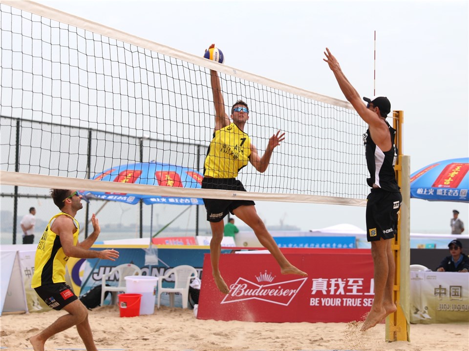 Na China, André Stein vai à rede no bloqueio . Crédito: Divulgação/FIVB