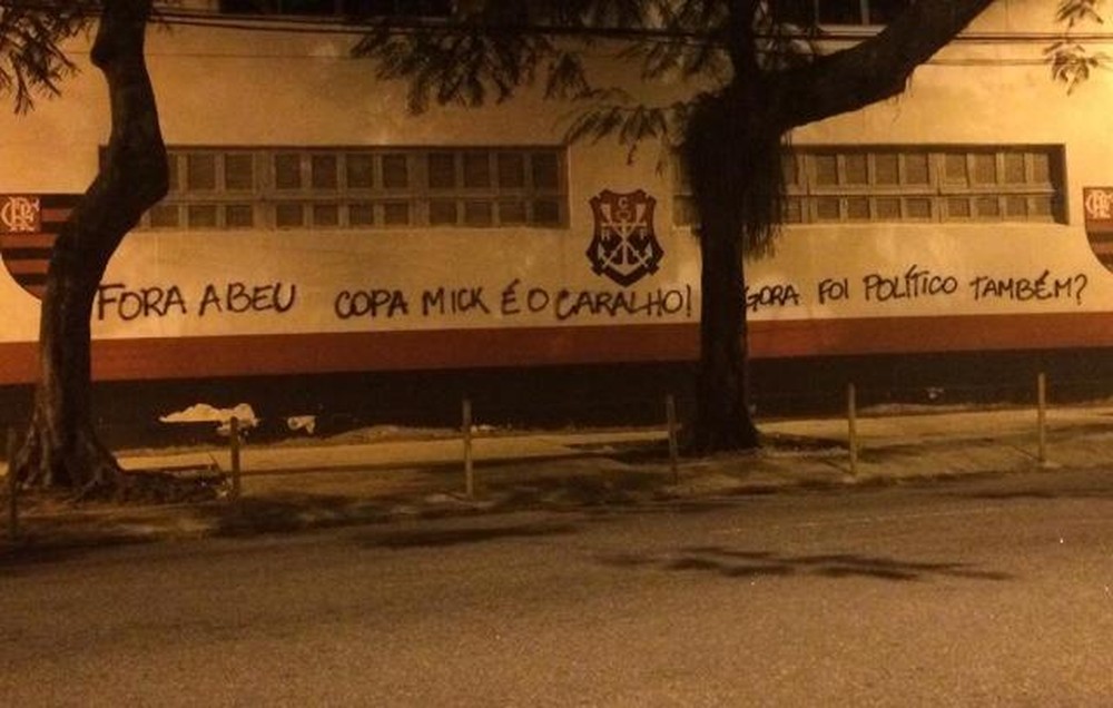 Os muros da Gávea foram pichados novamente. Desta vez, com ironias a um diretor do Flamengo. Crédito: Reprodução/Internet