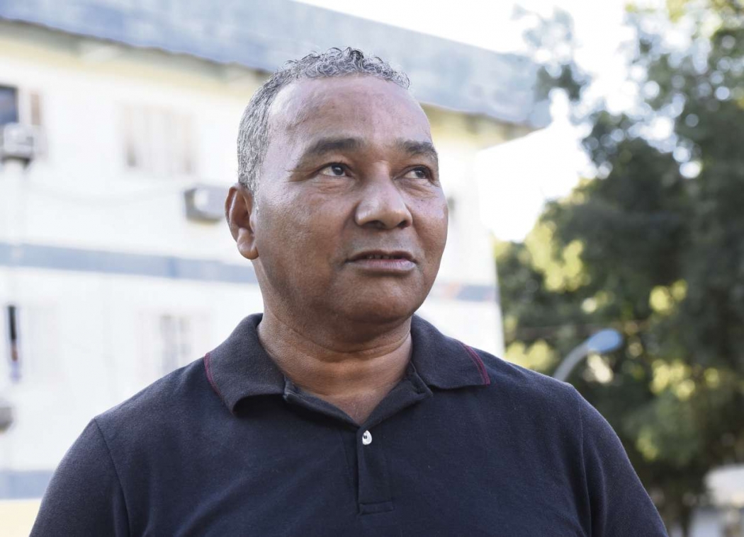 Apoiadora da prefeita presa, Orlanda caminha com a filha