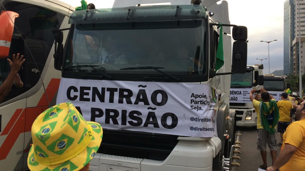 Faixa contra o centrão durante manifestação em Vitória. Crédito: Eduardo Dias