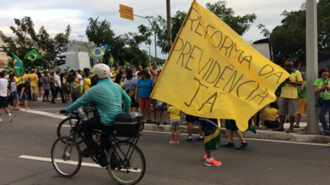 Manifestantes chegam à Praça do Papa, em Vitória: reforma da Previdência foi defendida no ato. Crédito: Eduardo Dias