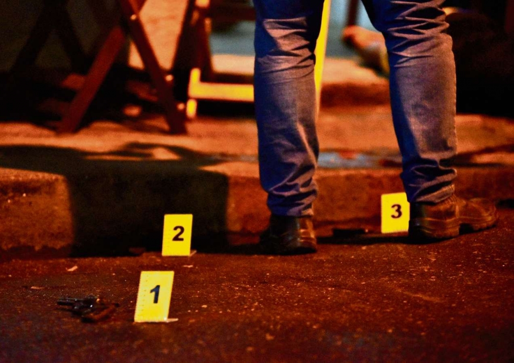 Perícia em local de homicídio: tendência geral é de queda em relação ao ano anterior . Crédito: Gazeta Online