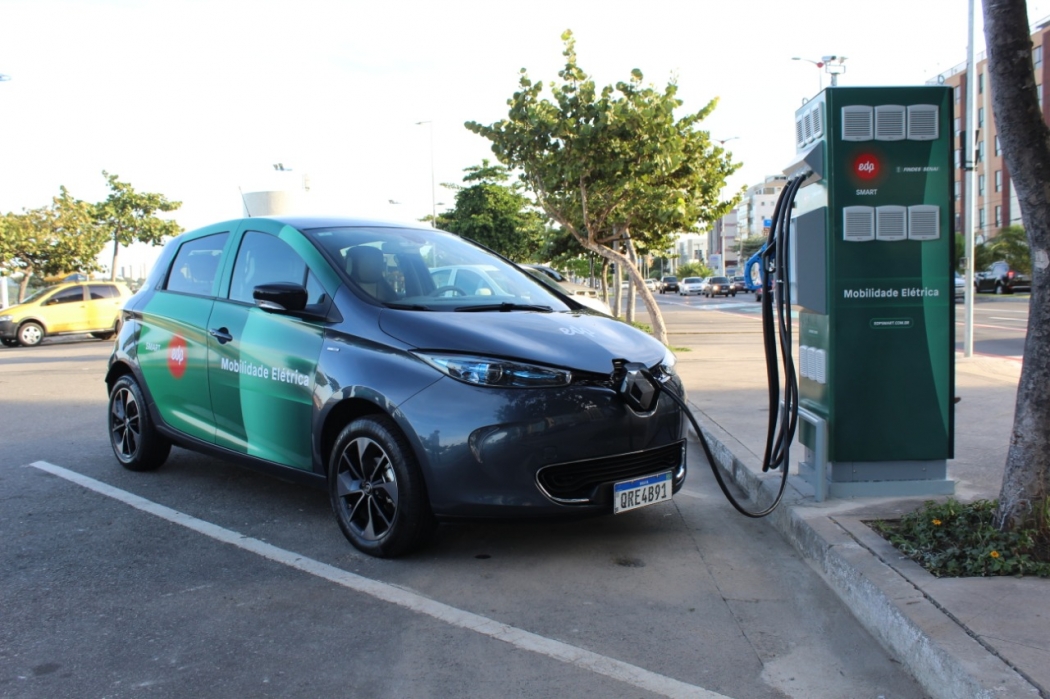 Carros elétricos ganham ponto para carregar bateria em Camburi | A Gazeta