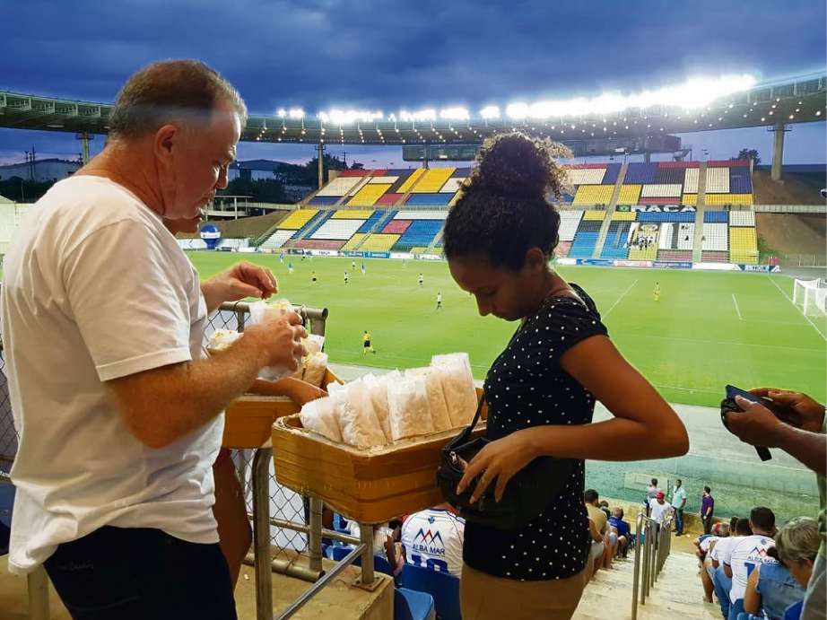 O governador Renato Casagrande no estádio Kleber Andrade. Crédito: Reprodução/Instagram