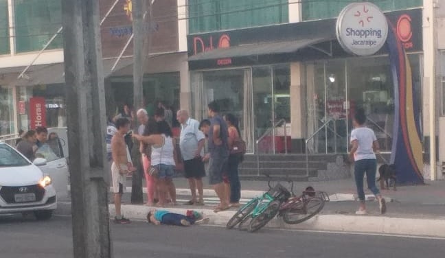 Foto mostra ciclista caída após acidente . Crédito: Telespectador TV Gazeta