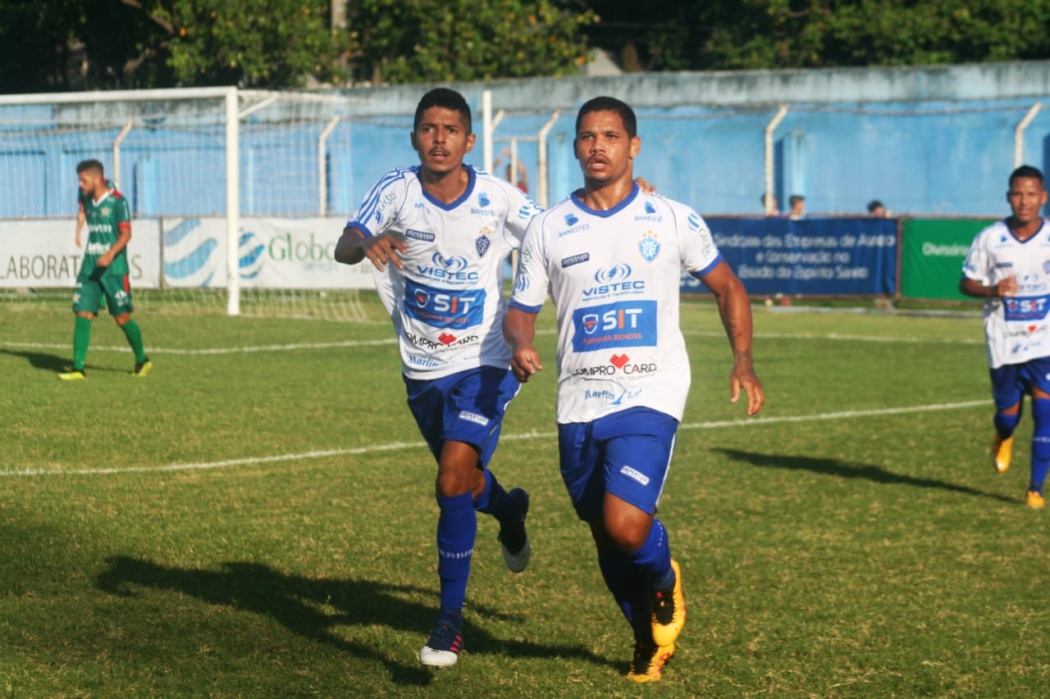 Rafael Pernão e Baiano comemoram gol do Vitória diante da Portuguesa, no Salvador Costa. Crédito: Wagner Chaló/Vitória
