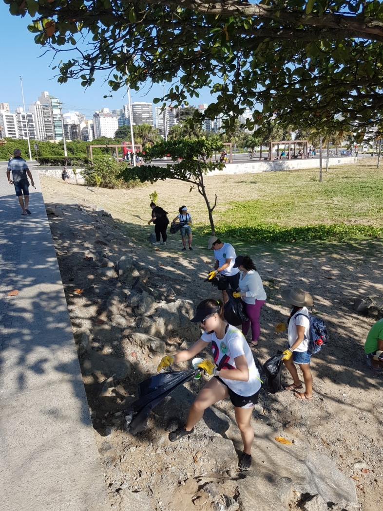 Grupo recolhe lixo em caminhada de conscientização na praia de Camburi, em Vitória. Crédito: José Carlos Schaeffer