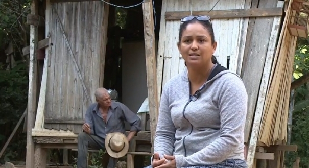 Simone dos Anjos é irmã de Américo e pede ajuda para que a situação do irmão possa melhorar. Crédito: Reprodução / TV Gazeta Norte
