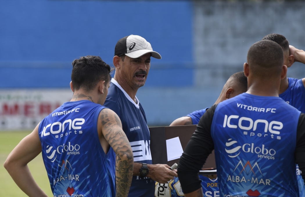 O técnico Valdir Bigode trabalhou muito a parte motivacional do Vitória ao longo da semana para evitar acomodação no duelo decisivo. Crédito: Vitor Jubini