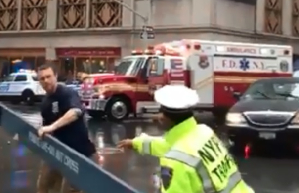 Helicóptero cai em prédio de Manhattan, nos Estados Unidos. Crédito: Reprodução | Twitter