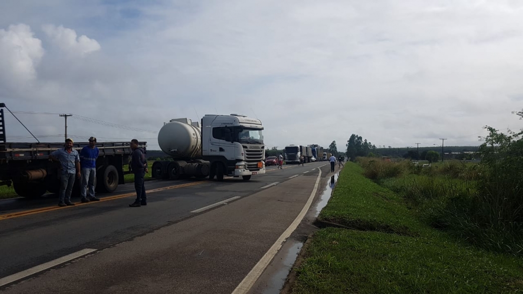Caminhão faz manobra na BR 101, em São Mateus, para sair do bloqueio de manifestantes. Crédito: Maria Luiza Silva/TV Gazeta Norte
