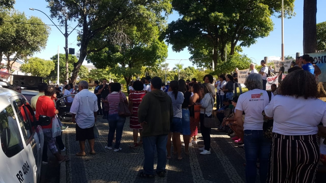 Concentração de manifestantes em frente à Prefeitura de Colatina. Crédito: Polícia Militar