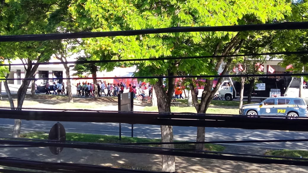 Manifestantes protestam na pista lateral da BR 101, em Linhares. Crédito: Internauta