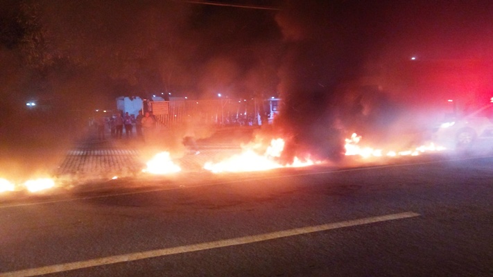Bloqueio em frente a viação de ônibus, na pista lateral da BR 101, em Linhares . Crédito: Internauta