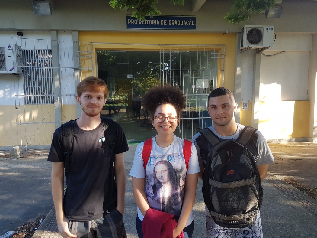 A estudante de química Rebeca Cozer entre os colegas Bruno e Vitor. Foram os únicos a comparecer às aulas da turma na tarde desta quarta-feira. Crédito: José Carlos Schaeffer