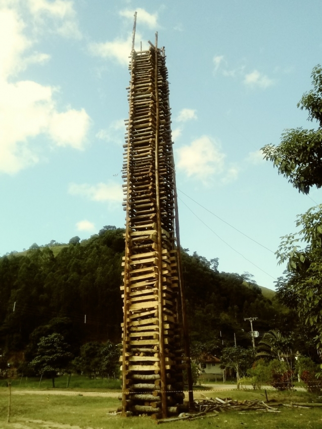 Fogueira gigante da festa junina em homenagem a São João, de Rio Novo do Sul. Artefato durou três dias para ficar pronto. Crédito: Elidiani Souza Perim