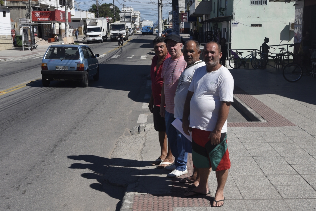 Jesmar, Eudecir, Lima e Miranda, moradores de Novo Horizonte, em uma das ruas onde as câmeras não operam. Crédito: Vitor Jubini