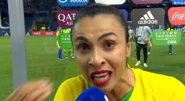 A jogadora Marta chora ao se despedir da Copa do Mundo de Futebol Feminino