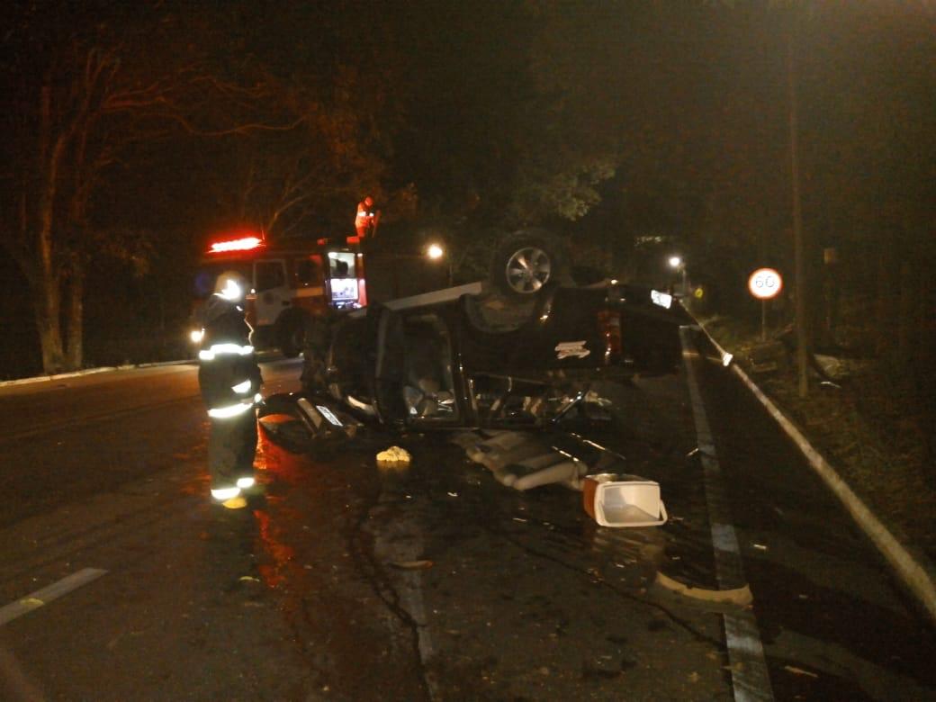Caminhonete capotou na ES 257, em Aracruz, após sair da pista e colidir em árvore. Crédito: Internauta