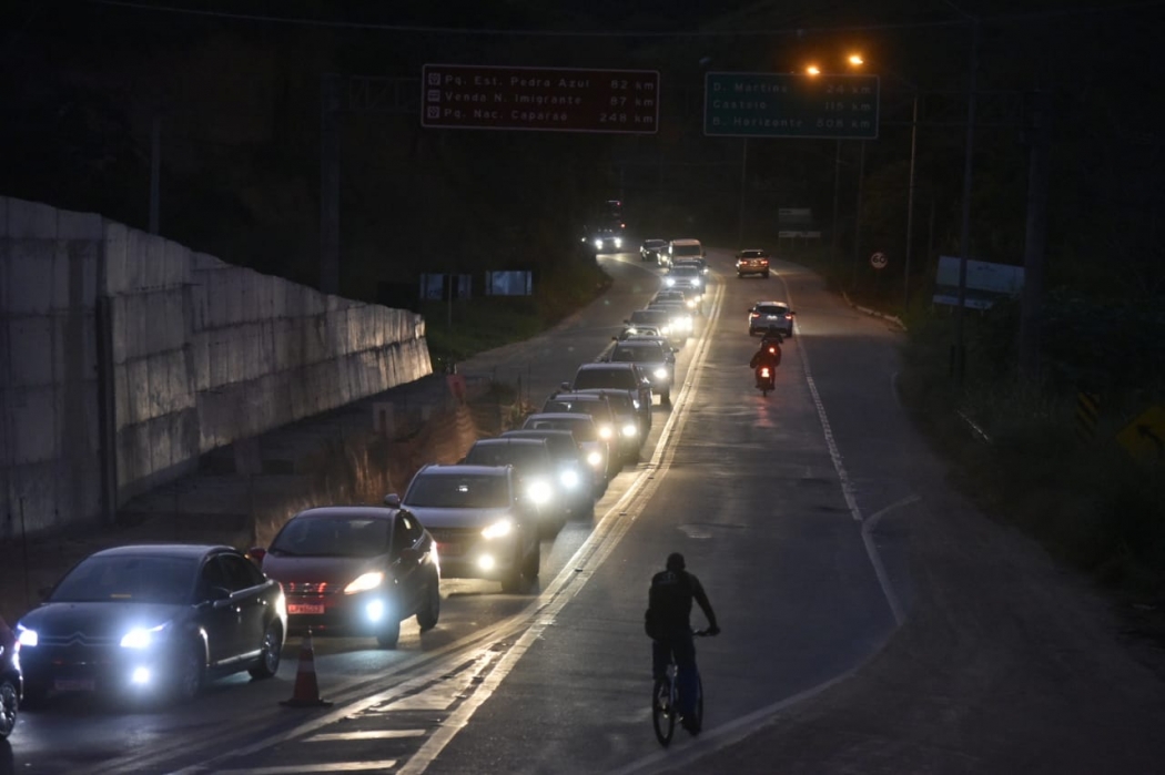 23/06/2019 - Trânsito intenso na BR 101, no trevo com a BR 262, na volta do feriado de Corpus Christi. Polícia Federal auxilia na organização do fluxo. Crédito: Fernando Madeira