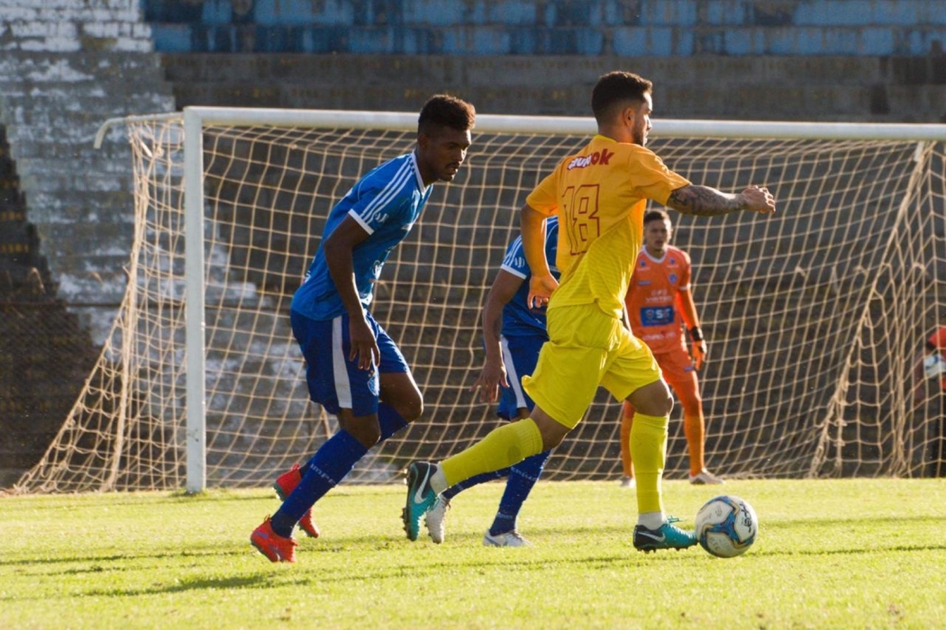 O lateral Cássio, do Vitória, em ação contra o Brasiliense. Crédito: Hugo Barreto/Metrópoles