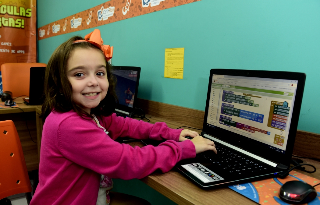 Mãe desligando videogame no computador para criança fazer lição