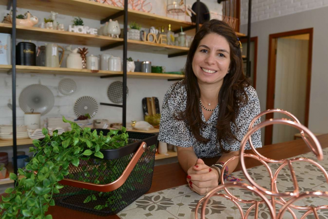 Desde o começo do negócio, Vivian Cypriano Chiabay aposta na internet para exportar suas peças de design, muitas com foco no Espírito Santo