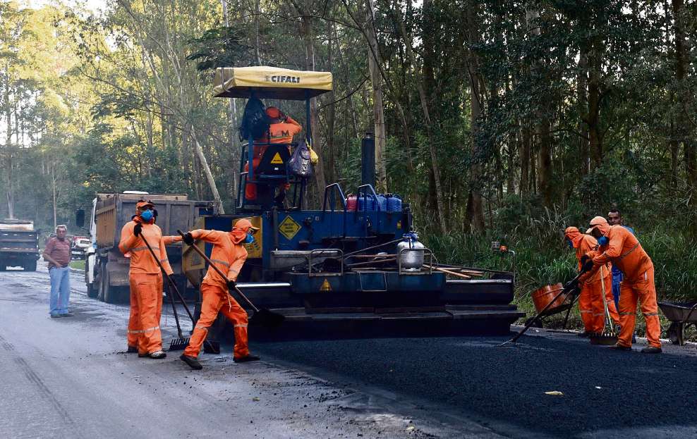Equipe faz recapeamento da pista na BR 262. Crédito: Fernando Madeira