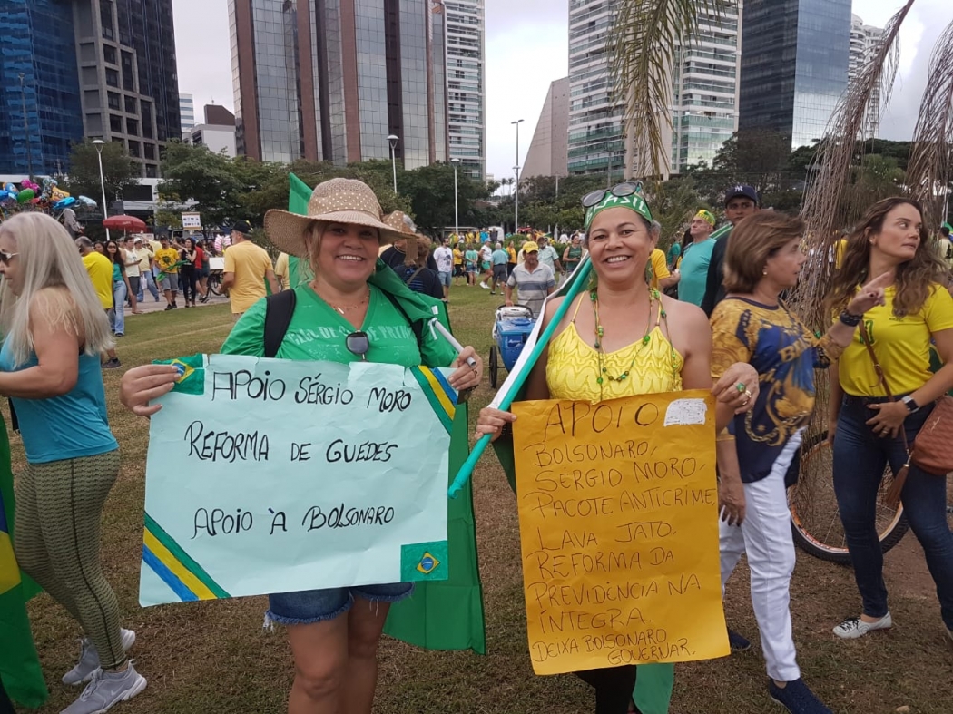 Manifestantes na Praça do Papa, em Vitória. Crédito: José Carlos Schaeffer | CBN Vitória