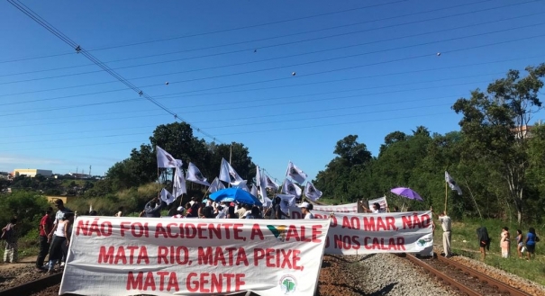 Movimento Atingidos por Barragens realizam protesto em linha Vitória-Minas, na Serra. Crédito: Divulgação/Comunicação MAB