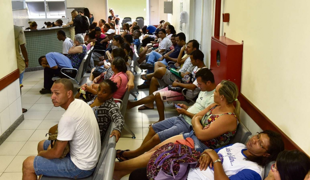Recepção do Pronto Atendimento de Alto Lage, em Cariacica, lotado por pacientes que esperam atendimento. Crédito: Fernando  Madeira