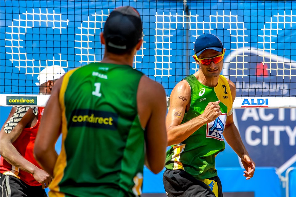 André Stein (de frente) e George jogam valendo a primeira colocação de seus grupos no Mundial, em Hamburgo. Crédito: FIVB/Divulgação