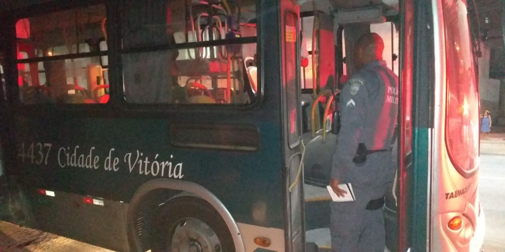 Bandidos colocam fogo em ônibus de Vitória. Crédito: Internautas
