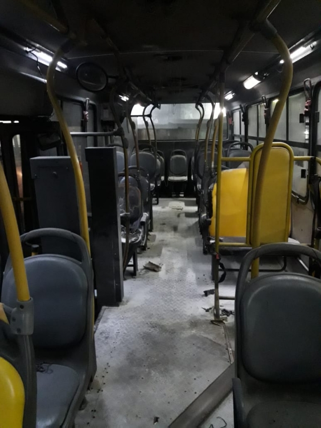 Bandidos colocam fogo em ônibus de Vitória . Crédito: Internautas