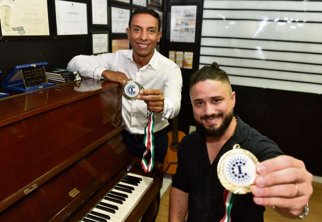 Rafael e Max exibem as medalhas adquiridas na Itália. Crédito: Fernando Madeira