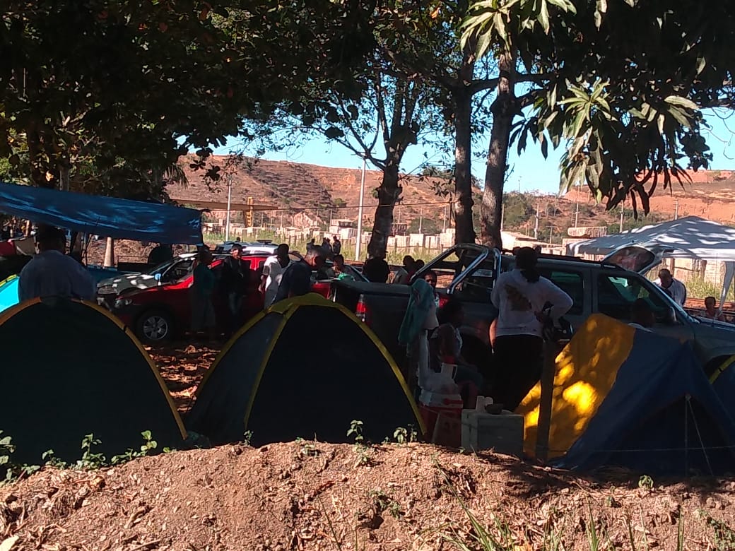 Pescadores montaram barracas ao lado da ferrovia, em Colatina. Crédito: Internauta
