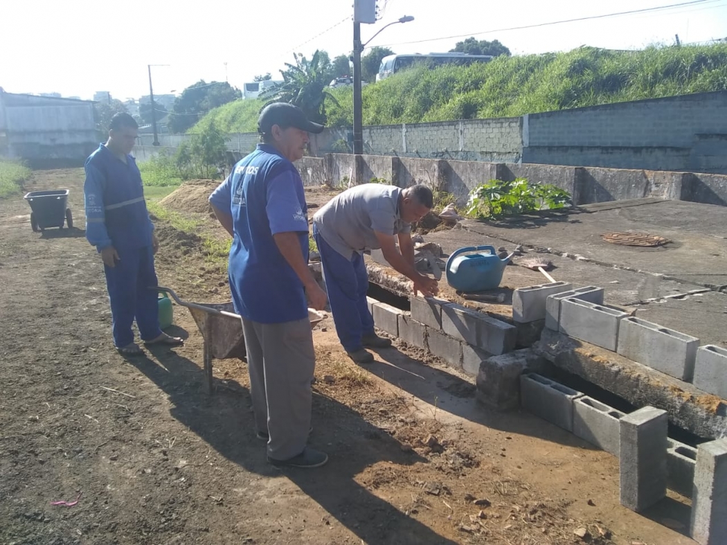 Funcionários da Central de Serviços fizeram reparos nesta manhã no ossário de Maruípe, que é coberto por uma laje de concreto. Crédito: PMV