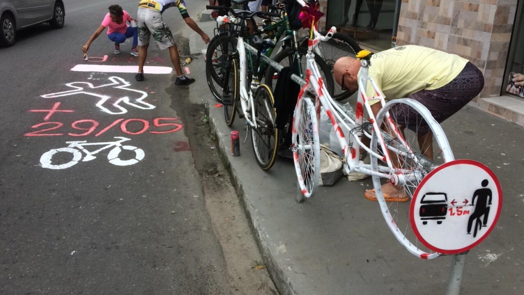Ciclistas fazem homenagem a colega morto na avenida Jerônimo Monteiro, em Vila Velha. Crédito: Eduardo Dias
