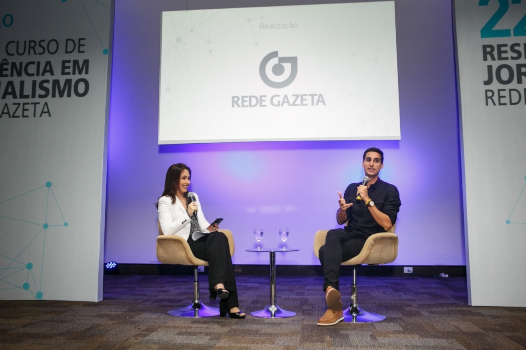 O debate com o jornalista Murilo Salviano contou com a mediação da apresentadora do ES2, Daniela Abreu. Crédito: Adessandro Reis