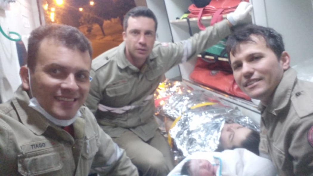Sargento Tiago e os soldados Lopes e Neto, juntos da mãe Jéssica e do recém-nascido Beijamin, dentro da viatura dos bombeiros. Crédito: Divulgação | Bombeiros