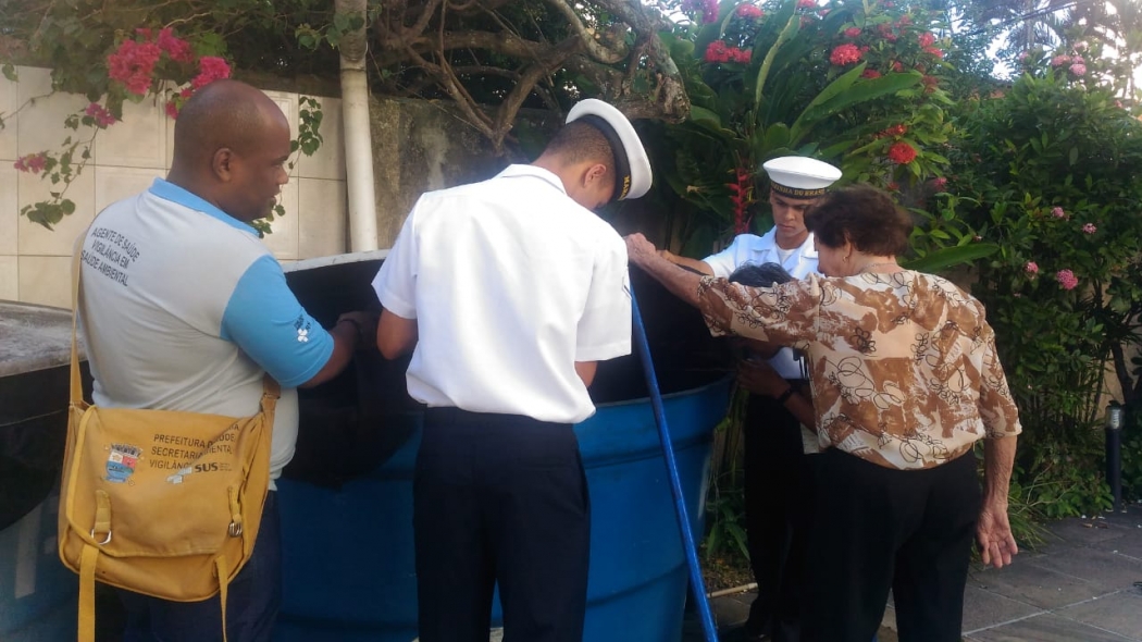 Militares da Marinha em visitas a residências e abordagens nas ruas de Jardim Camburi. Crédito: Adalberto Cordeiro/CBN Vitória