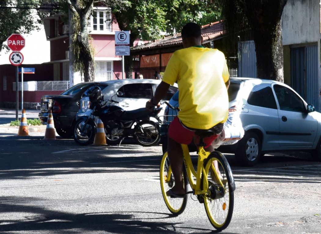 Ciclista usando bicicleta de compartilhamento sem o sistema de trava, que foi arrancado. Na Praia do Suá, em Vitória. Crédito: Carlos Alberto Silva