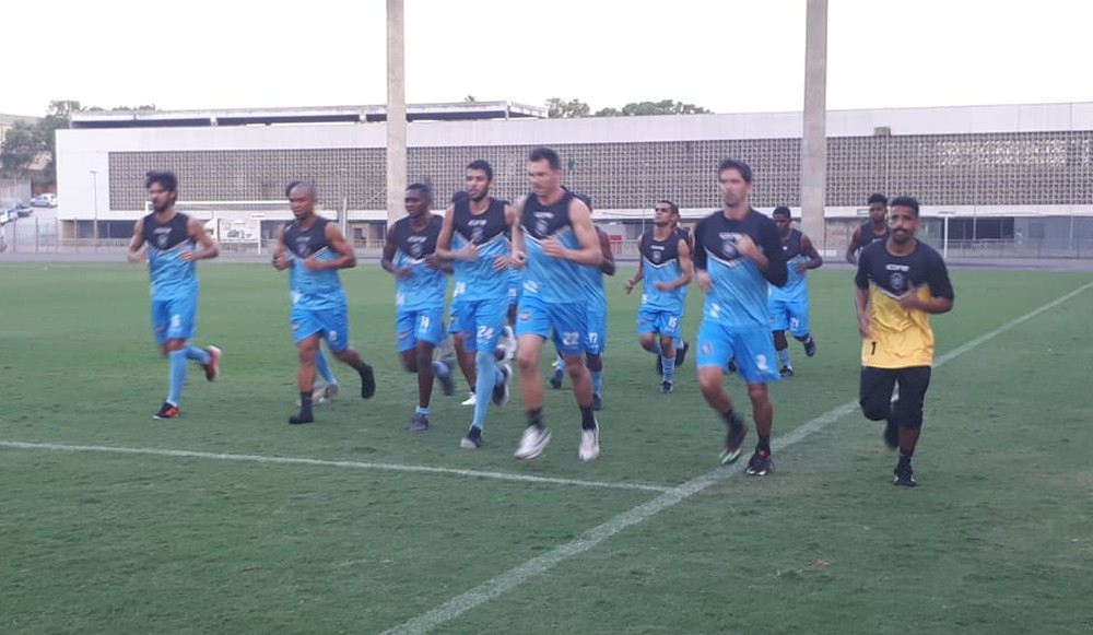 Os jogadores do Rio Branco deram voltas no campo do Kleber Andrade. Crédito: Richard Pinheiro/GloboEsporte.com