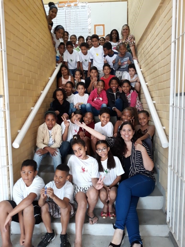Juliana Roshner com alunos da Escola Jones José do Nascimento. Crédito: Sedu/Divulgação