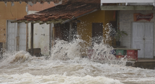 Ressaca atinge o bairro Ponta da Fruta, em Vila Velha