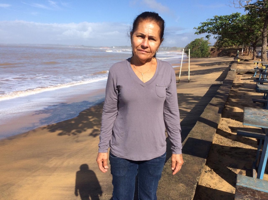 A comerciante Zelda mora em Meaípe há 57 e diz que o avanço do mar tem causado cada vez mais estragos à região. Crédito: Eduardo Dias